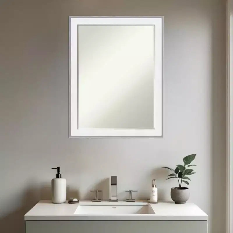 Specchio da parete per bagno con cornice smussata da 24x18 pollici – Espresso Silver