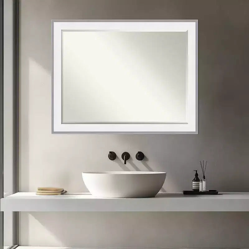 Specchio da parete per bagno con cornice smussata da 24x18 pollici – Espresso Silver