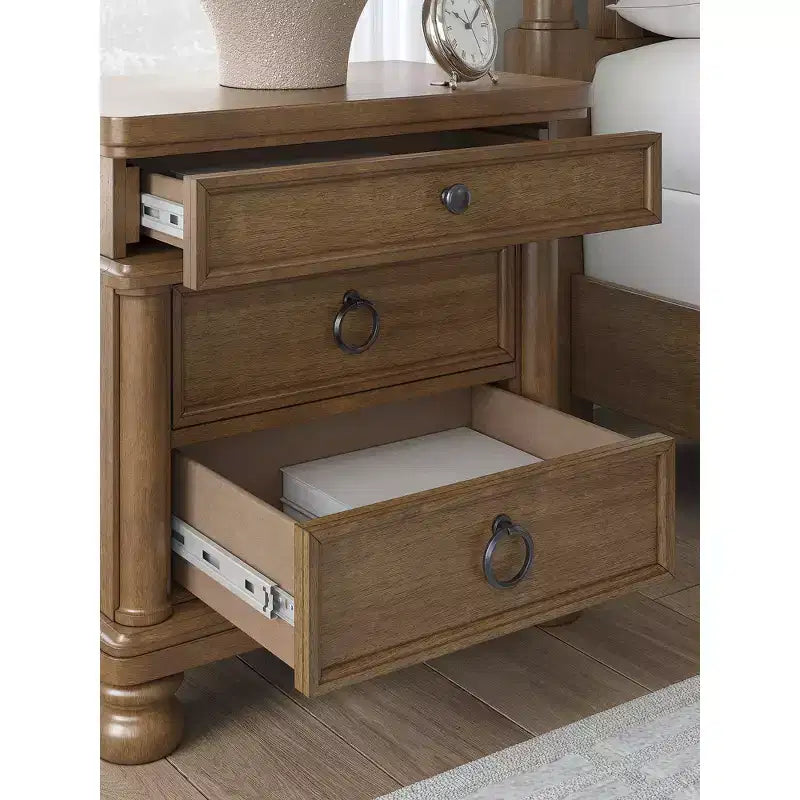 Comodino a 3 cassetti con giunzioni a coda di rondine e porte di ricarica USB-A e USB-C – Legno di Mango Marrone