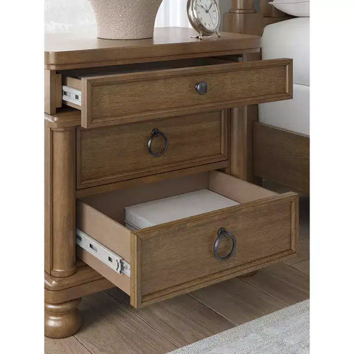 Comodino a 3 cassetti con giunzioni a coda di rondine e porte di ricarica USB-A e USB-C – Legno di Mango Marrone
