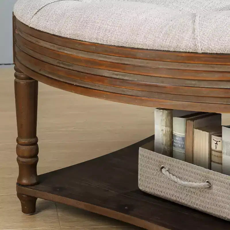 Tavolino Contenitore Ottomano Rotondo Imbottito da 31,5", Piano in Lino Trapuntato con Bottoni e Ripiano in Legno
