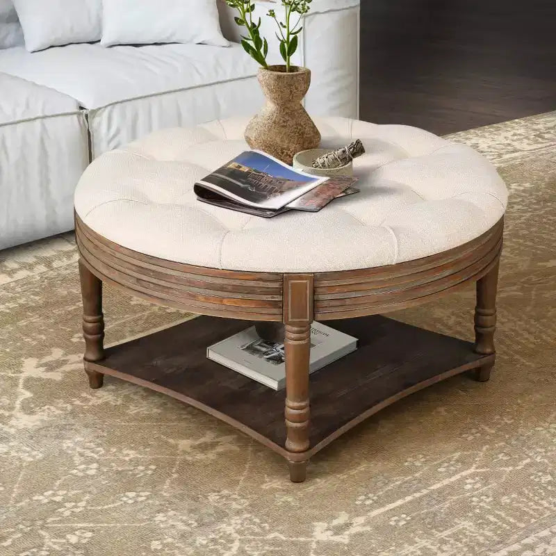 Tavolino Contenitore Ottomano Rotondo Imbottito da 31,5", Piano in Lino Trapuntato con Bottoni e Ripiano in Legno