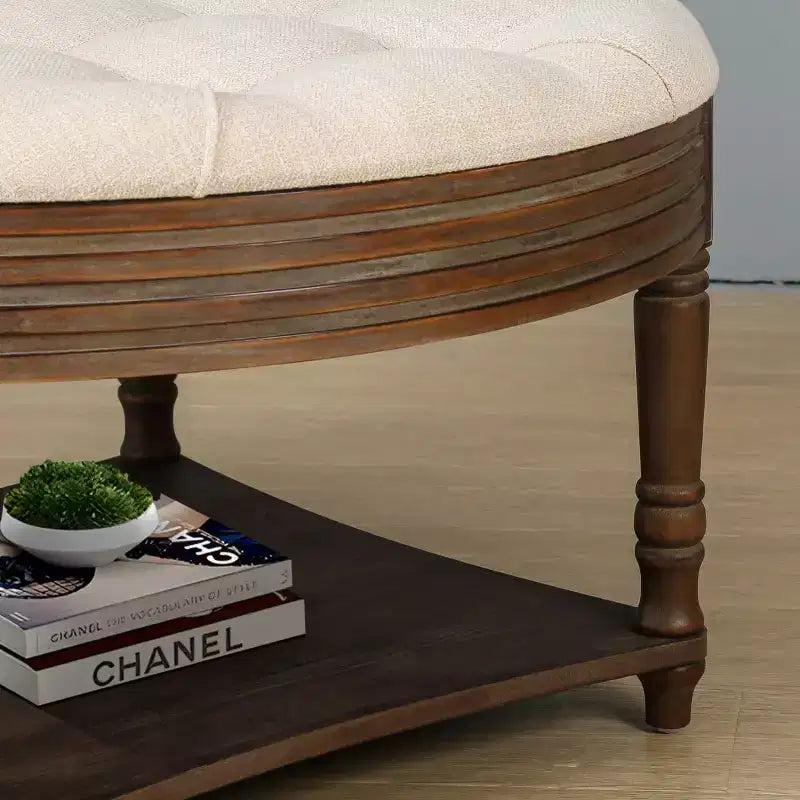 Tavolino Contenitore Ottomano Rotondo Imbottito da 31,5", Piano in Lino Trapuntato con Bottoni e Ripiano in Legno