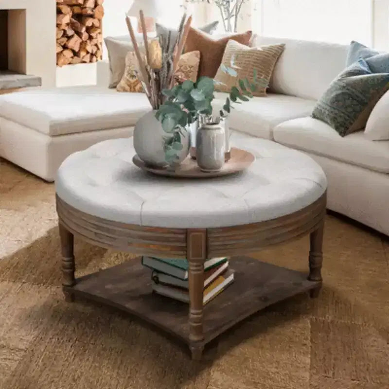 Tavolino Contenitore Ottomano Rotondo Imbottito da 31,5", Piano in Lino Trapuntato con Bottoni e Ripiano in Legno