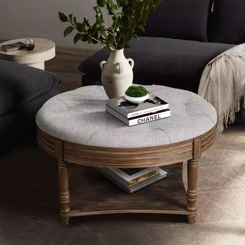 Tavolino Contenitore Ottomano Rotondo Imbottito da 31,5", Piano in Lino Trapuntato con Bottoni e Ripiano in Legno