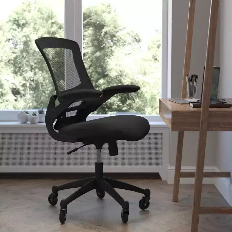 Sedia da ufficio ergonomica girevole a schienale medio con braccioli ribaltabili e ruote a rullo trasparenti