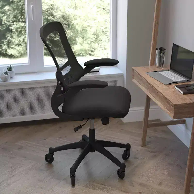 Sedia da ufficio ergonomica girevole a schienale medio con braccioli ribaltabili e ruote a rullo trasparenti