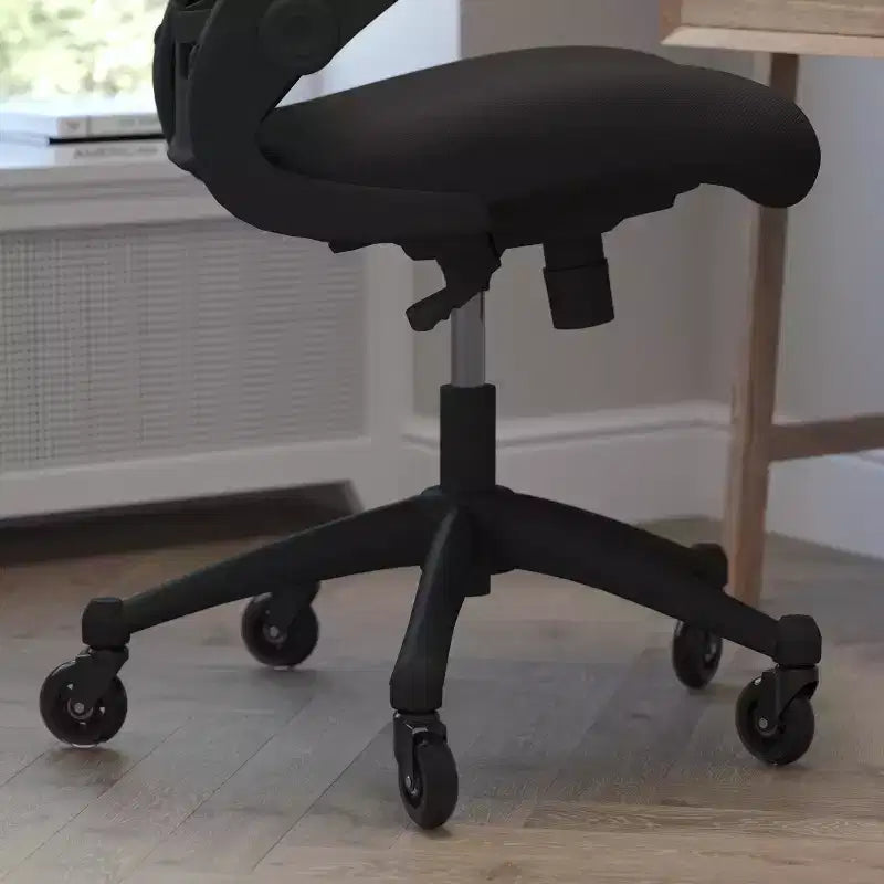 Sedia da ufficio ergonomica girevole a schienale medio con braccioli ribaltabili e ruote a rullo trasparenti