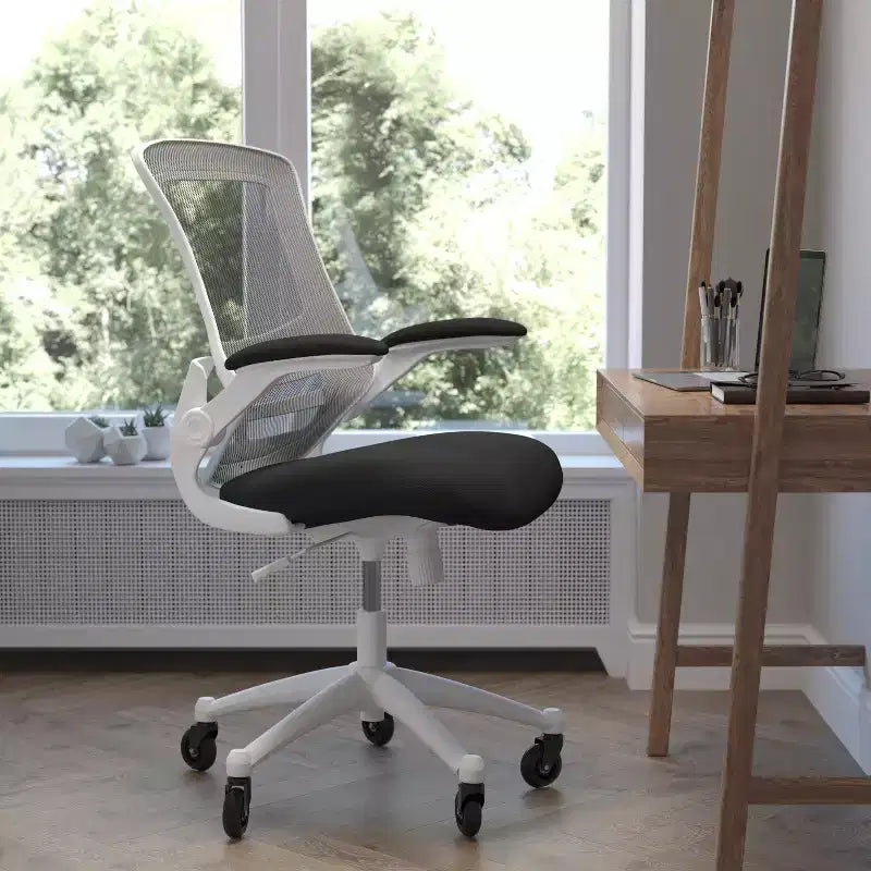 Sedia da ufficio ergonomica girevole a schienale medio con braccioli ribaltabili e ruote a rullo trasparenti