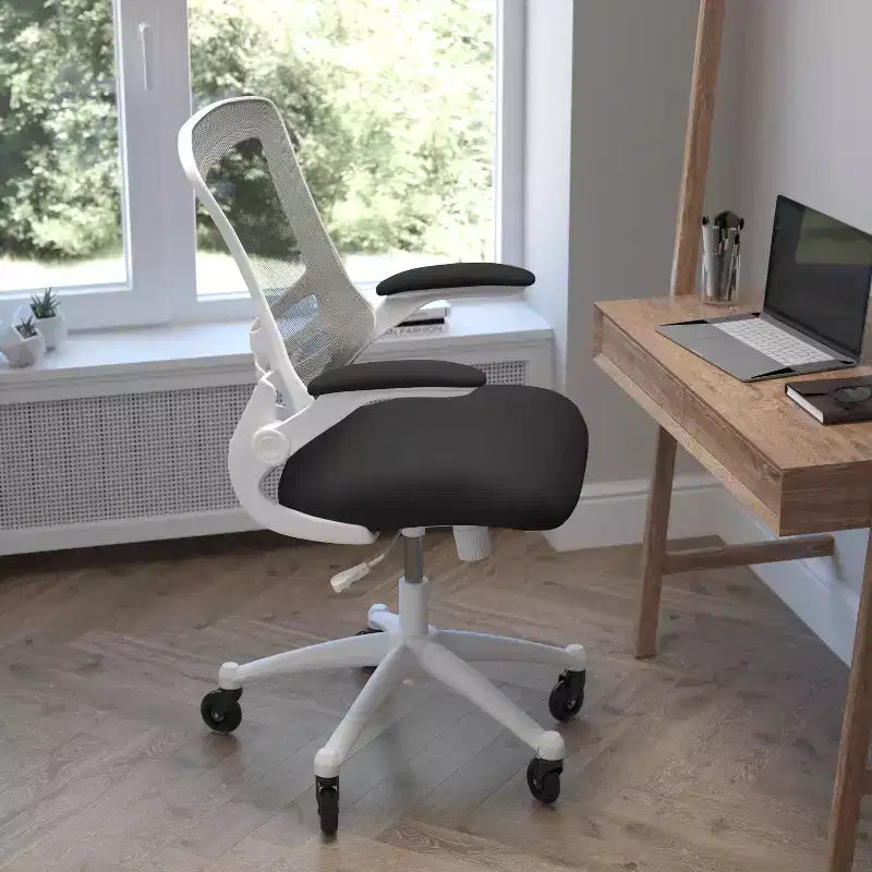 Sedia da ufficio ergonomica girevole a schienale medio con braccioli ribaltabili e ruote a rullo trasparenti