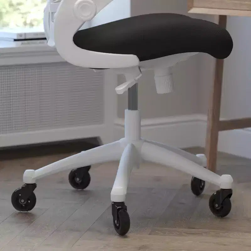 Sedia da ufficio ergonomica girevole a schienale medio con braccioli ribaltabili e ruote a rullo trasparenti