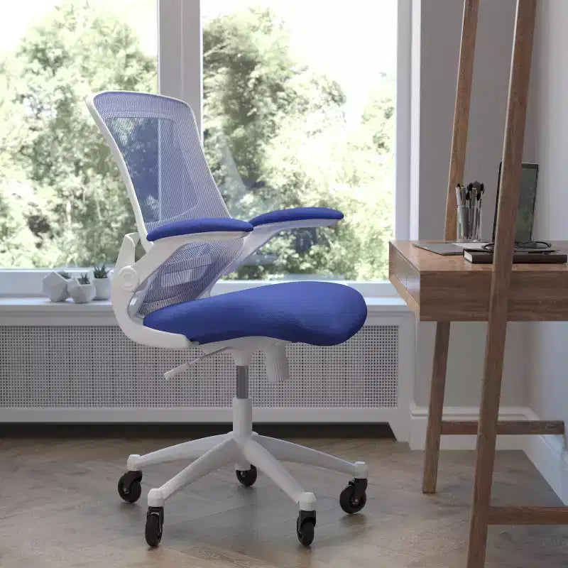 Sedia da ufficio ergonomica girevole a schienale medio con braccioli ribaltabili e ruote a rullo trasparenti