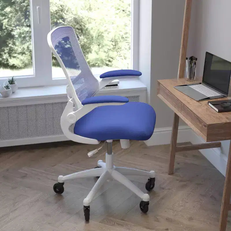 Sedia da ufficio ergonomica girevole a schienale medio con braccioli ribaltabili e ruote a rullo trasparenti