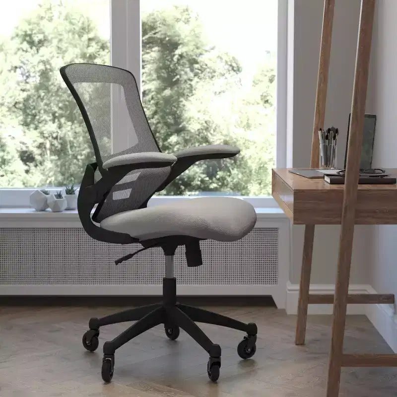 Sedia da ufficio ergonomica girevole a schienale medio con braccioli ribaltabili e ruote a rullo trasparenti