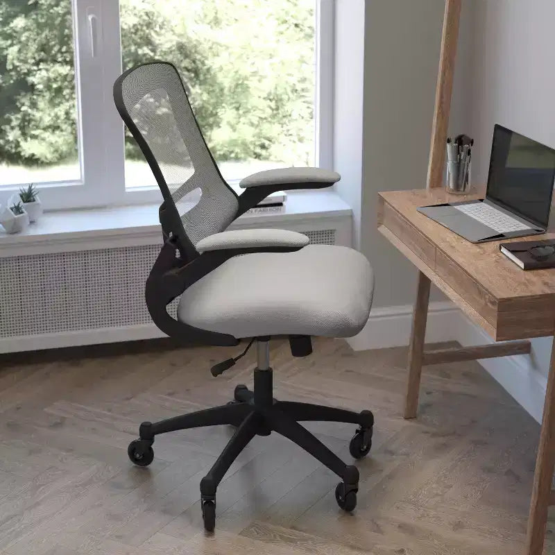 Sedia da ufficio ergonomica girevole a schienale medio con braccioli ribaltabili e ruote a rullo trasparenti