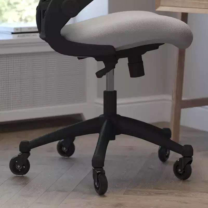 Sedia da ufficio ergonomica girevole a schienale medio con braccioli ribaltabili e ruote a rullo trasparenti