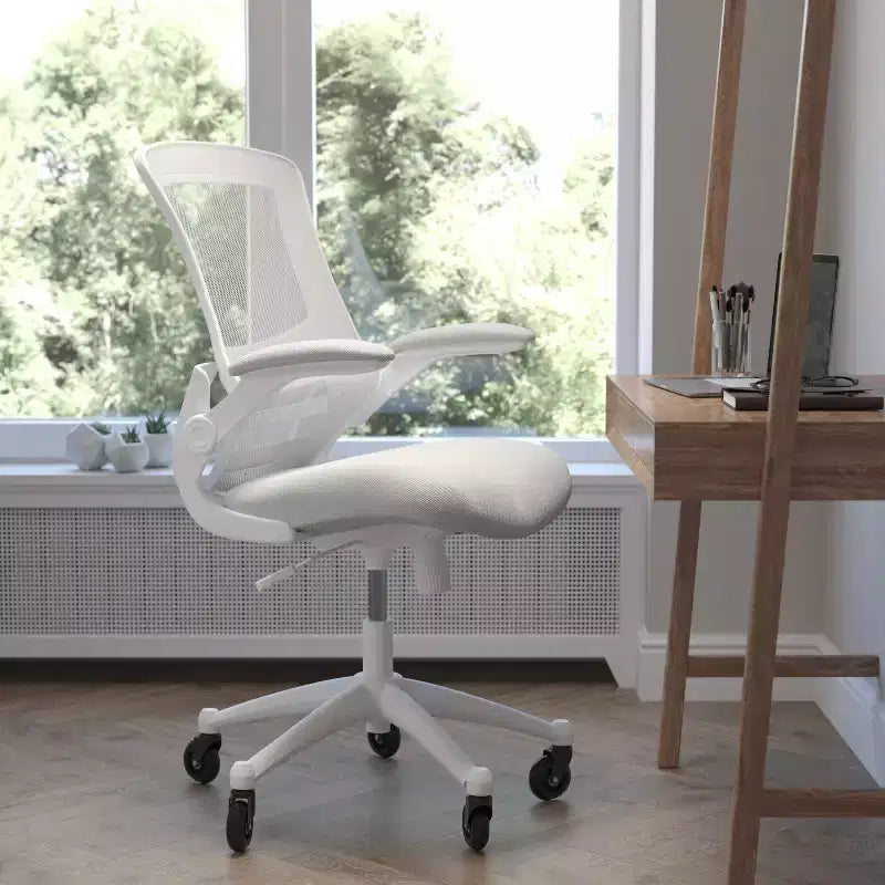 Sedia da ufficio ergonomica girevole a schienale medio con braccioli ribaltabili e ruote a rullo trasparenti