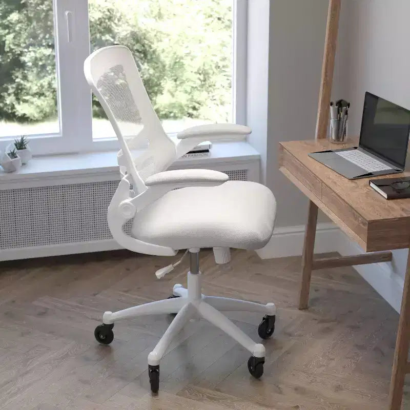 Sedia da ufficio ergonomica girevole a schienale medio con braccioli ribaltabili e ruote a rullo trasparenti