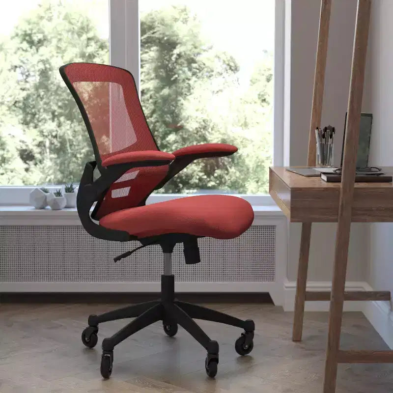 Sedia da ufficio ergonomica girevole a schienale medio con braccioli ribaltabili e ruote a rullo trasparenti