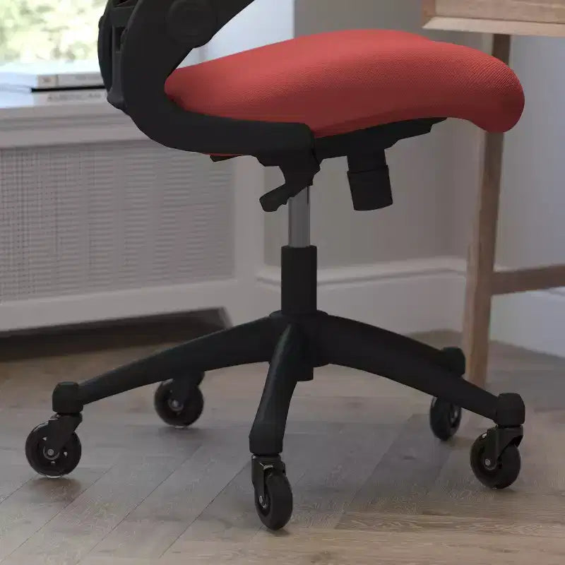 Sedia da ufficio ergonomica girevole a schienale medio con braccioli ribaltabili e ruote a rullo trasparenti